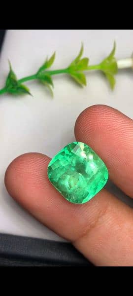 Magnificent Natural Colombian Emerald big size gem available 3