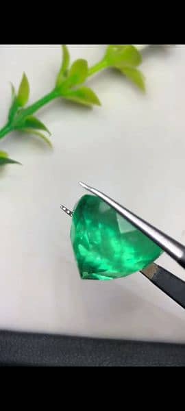 Magnificent Natural Colombian Emerald big size gem available 4