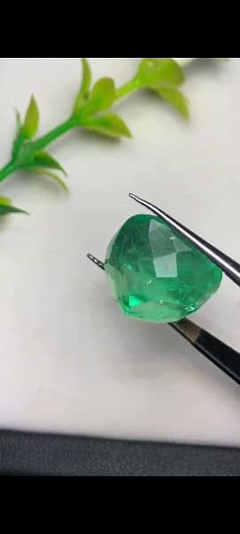 Magnificent Natural Colombian Emerald big size gem available 8