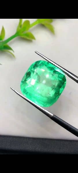 Magnificent Natural Colombian Emerald big size gem available 9