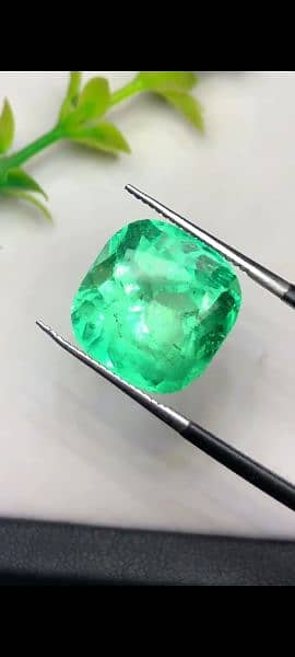 Magnificent Natural Colombian Emerald big size gem available 10