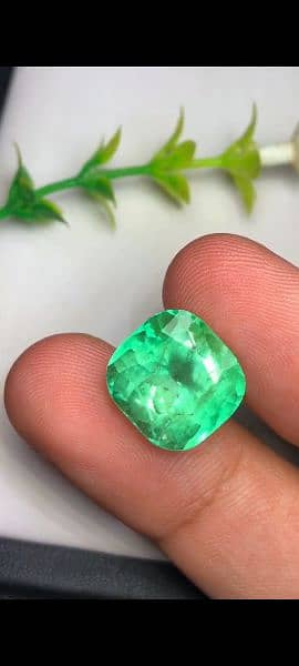 Magnificent Natural Colombian Emerald big size gem available 11