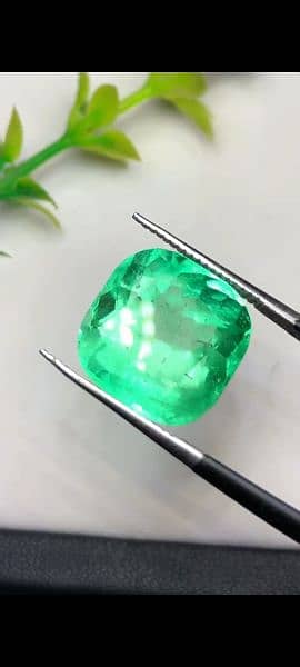 Magnificent Natural Colombian Emerald big size gem available 13