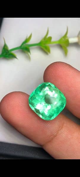 Magnificent Natural Colombian Emerald big size gem available 14