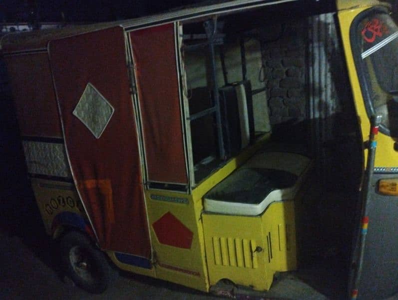 Almost New  6 seater  Rickshaw avilable for sale 2