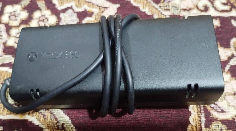 Xbox 360 console , 250 GB ram , black colour . 9