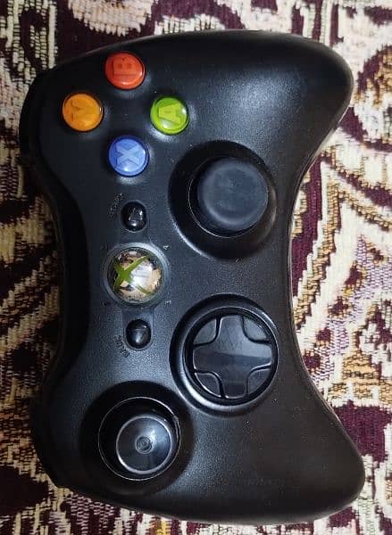 Xbox 360 console , 250 GB ram , black colour . 5