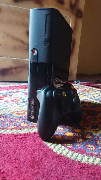 Xbox 360 console , 250 GB ram , black colour . 1