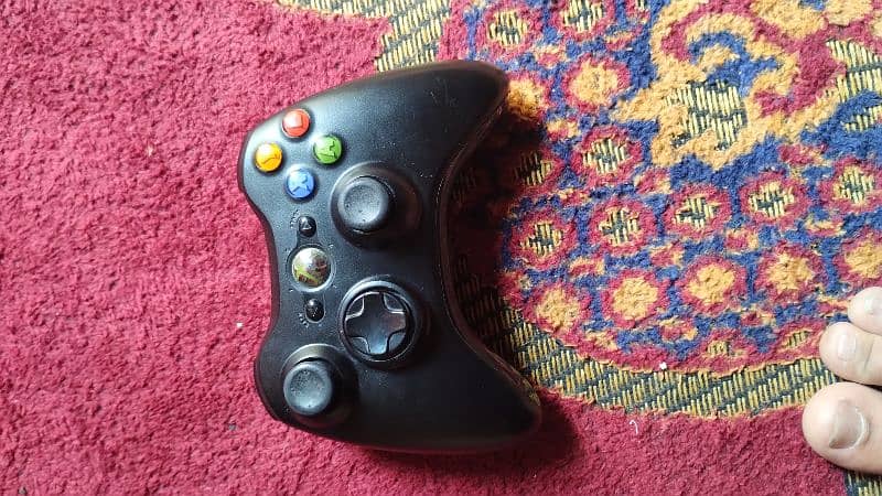 Xbox 360 console , 250 GB ram , black colour . 4