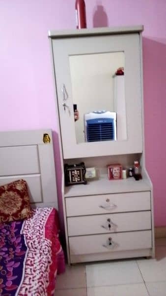 bedroom set only 6 month use 2