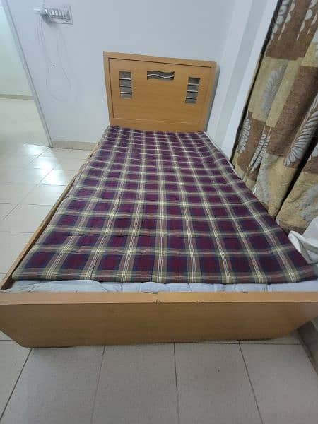 Selling single bed in very good condition 0