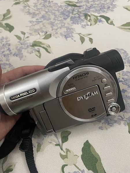 Hitachi Dzmv580 video camera 0