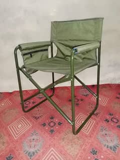 Folding chair with arms
