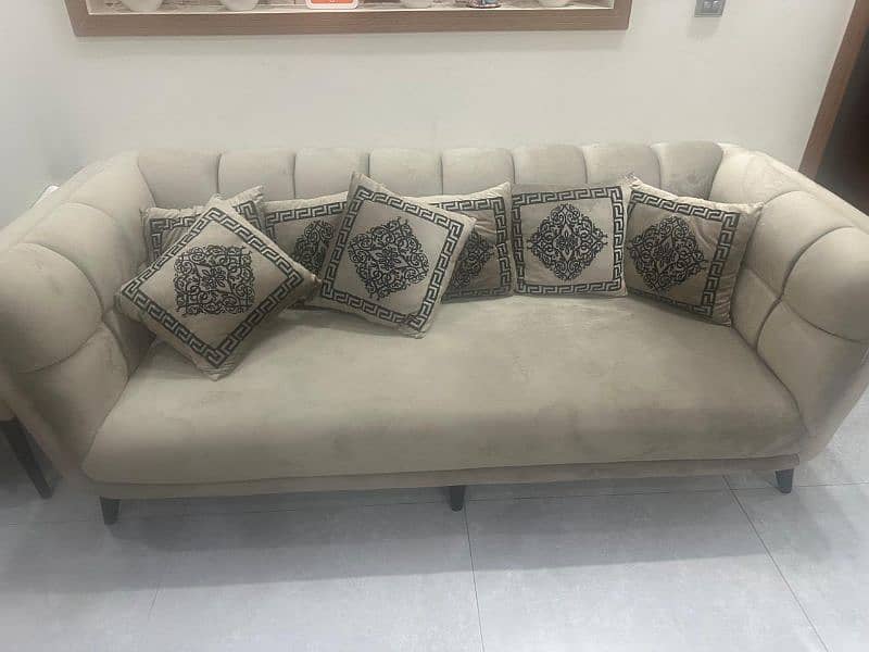 5 seater sofa available for sale in Bahria Enclave Isamabad. 1