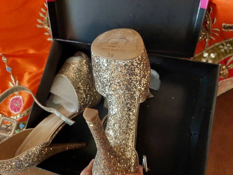 Beautiful sparkling golden heels 0