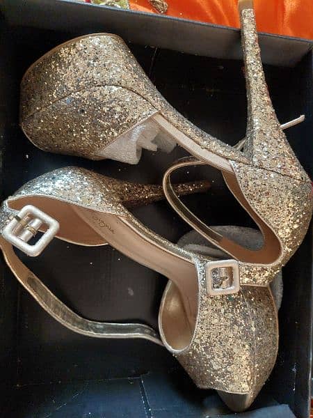 Beautiful sparkling golden heels 2