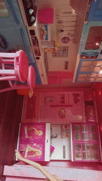 wooden barbie dollhouse with 13 Barbies, furniture, accessories, food 2