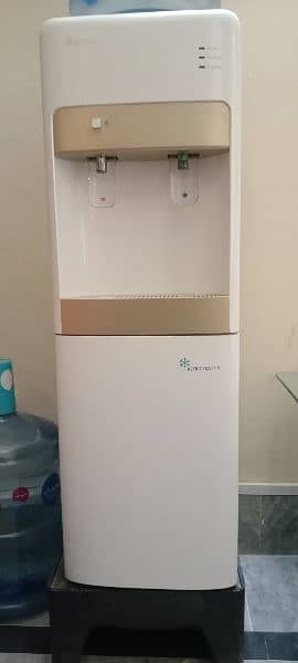 new condition gree water dispenser with refrigerator for sale 0