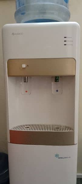 new condition gree water dispenser with refrigerator for sale 1