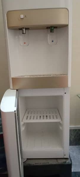 new condition gree water dispenser with refrigerator for sale 3