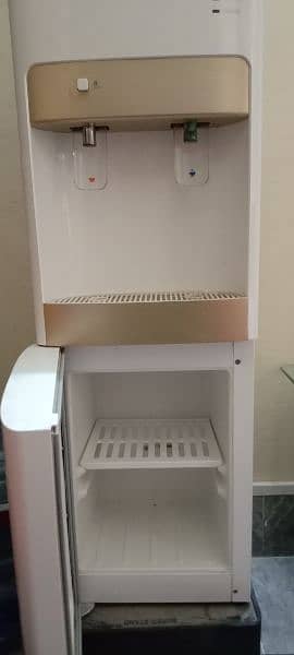 new condition gree water dispenser with refrigerator for sale 6