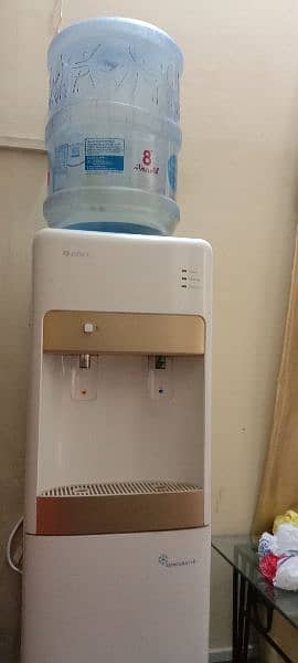 new condition gree water dispenser with refrigerator for sale 8