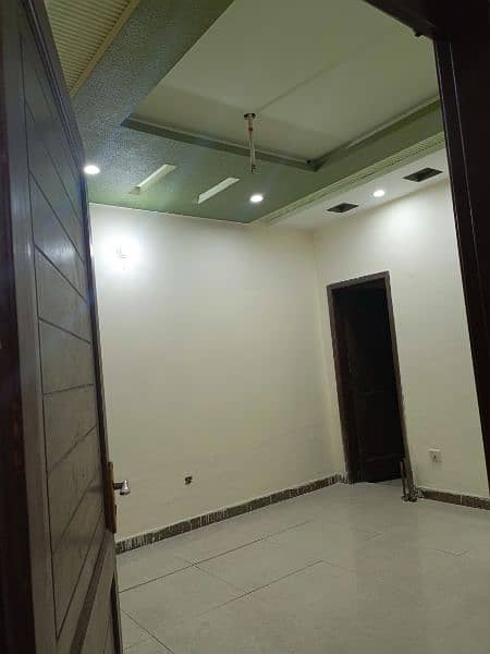 5 marla Ground floor, portion on rent near ALLAH hoo gol chakkar, kips 1