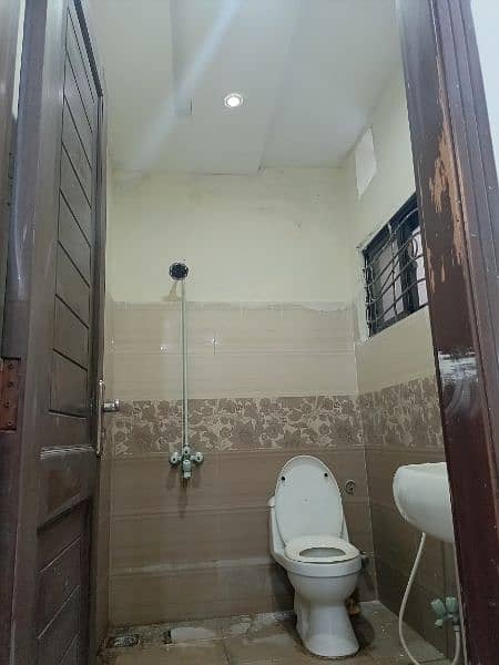 5 marla Ground floor, portion on rent near ALLAH hoo gol chakkar, kips 5