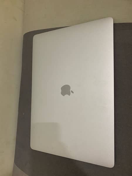 MacBook pro 2016 15” i7 16/512 4gb dedicated graphics card 1