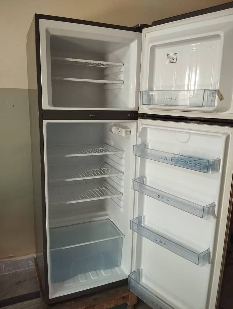 Haeir refrigerator large size in super condition 1