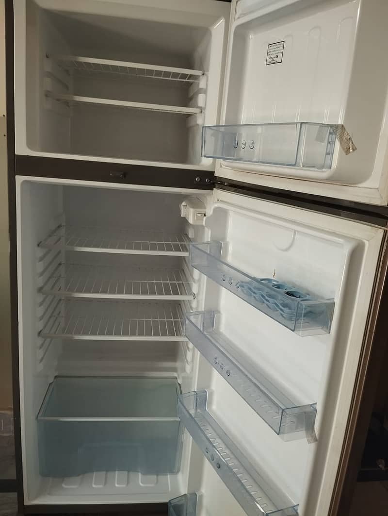 Haeir refrigerator large size in super condition 3