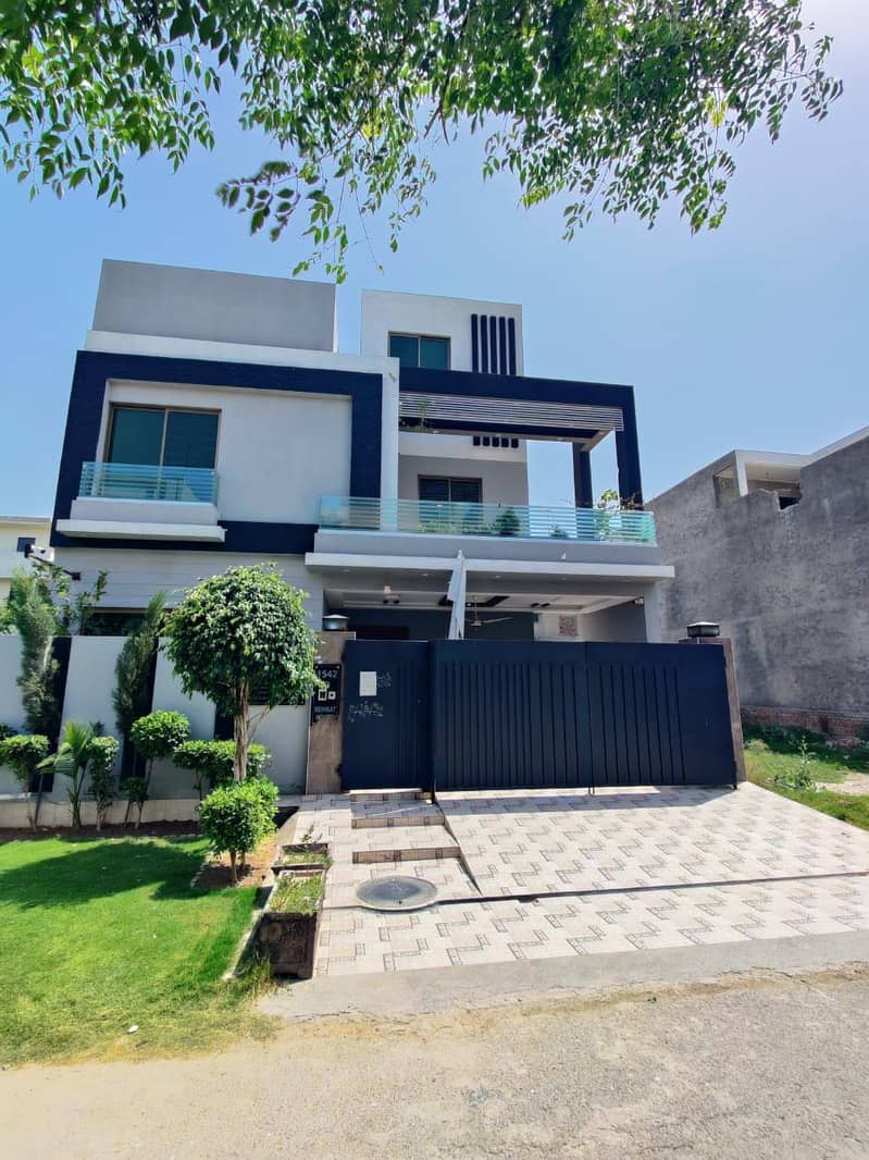11 MARLA OWNER BUILD HOUSE AVAILABLE FOR SALE IN LDA AVENUE 0
