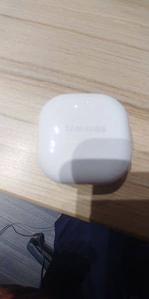 Samsung Galaxy buds 2 charging case 3