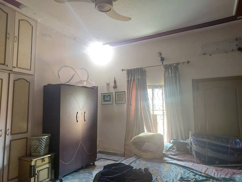 1 Kanal Double Story Building Old House 4 Unit On Main Boulevard Wapda Town Super Hot Location Solid Construction Surrounding International Brands 2