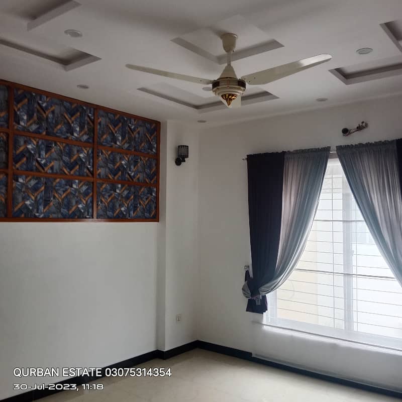 10 Marla Decent Owner Build House available for Sale in Central Park 17