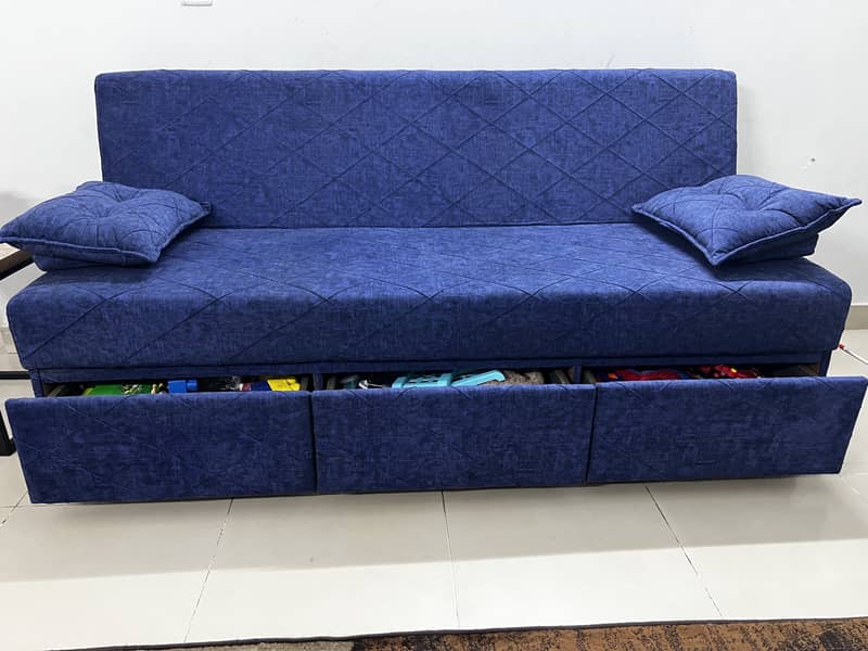 selling sofa cumbed with storage drawer brand new condition 10/10 3