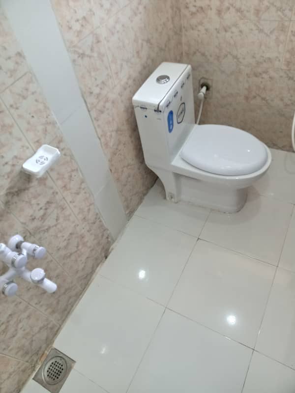 2nd floor flat for rent in G-11 3 pha 5