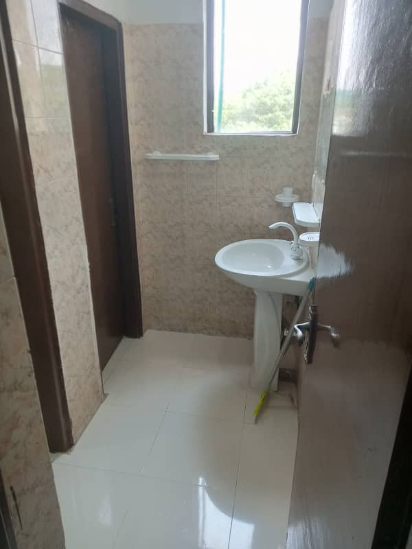 2nd floor flat for rent in G-11 3 pha 6