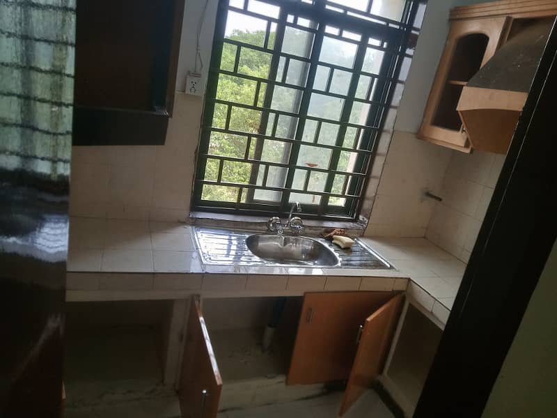 2nd floor flat for rent in G-11 3 pha 7