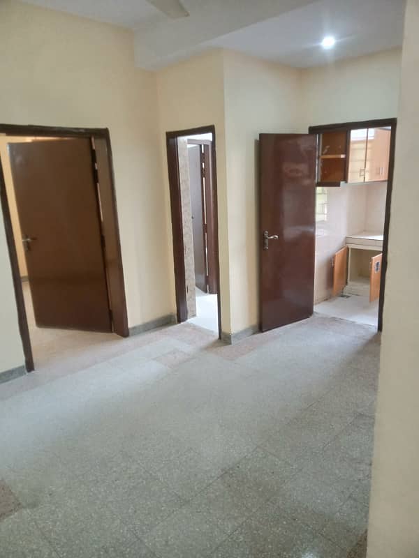 2nd floor flat for rent in G-11 3 pha 9