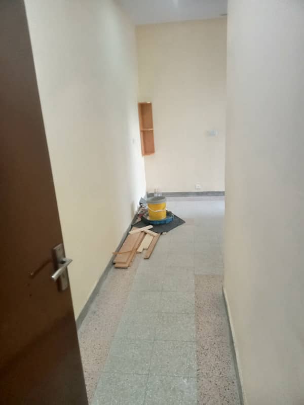 2nd floor flat for rent in G-11 3 pha 10