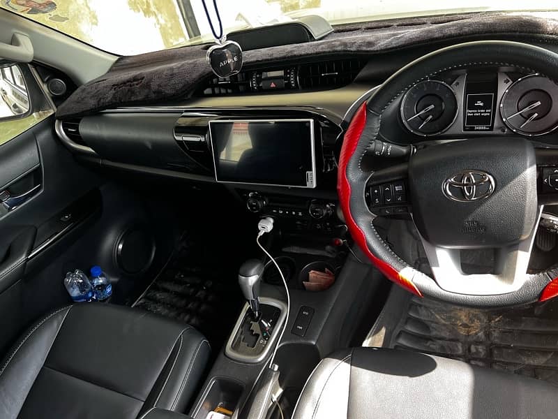 Toyota Hilux Revo V Automatic 2.8 Model 2022 4