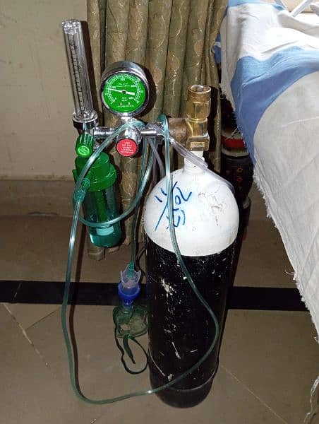 oxygen Cylinder 1000 pressure for urgent sale. 1