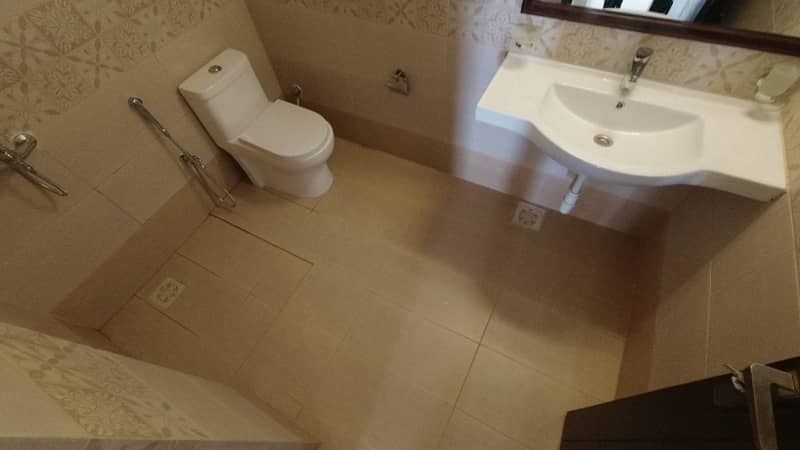 Stunning 2741 Square Feet Flat In Askari 5 - Sector J Available 3