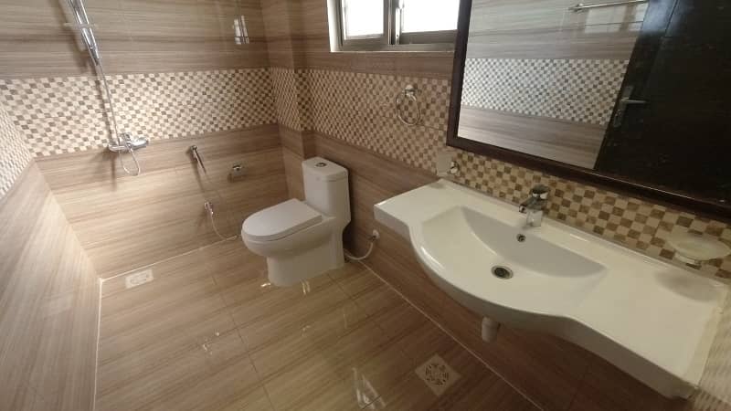 Stunning 2741 Square Feet Flat In Askari 5 - Sector J Available 9