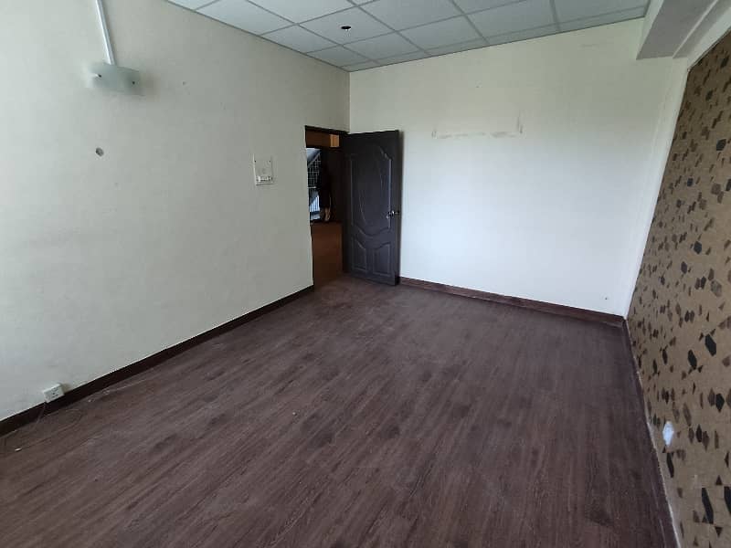 Blue Area 800 Sqft Office Available For Rent. 1