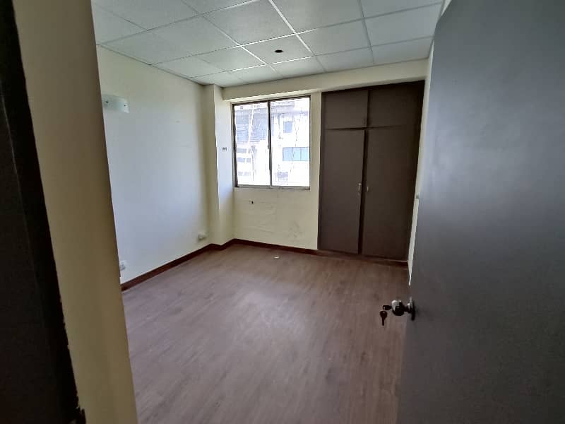 Blue Area 800 Sqft Office Available For Rent. 4