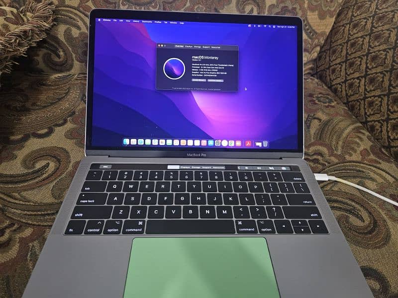 Macbook Pro 2017 
13 inch 
MacOs 12.7
SSD 512 GBs
Ram 8 GBs 4