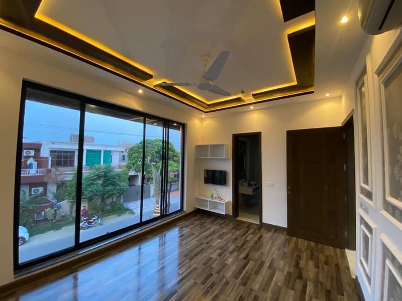 Luxurious 3 Bed Upper Portion For Rent In DHA Phase 5, Sector L - Park-Facing Beauty 3
