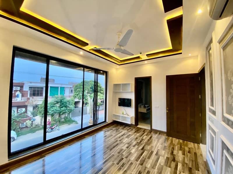Luxurious 3 Bed Upper Portion For Rent In DHA Phase 5, Sector L - Park-Facing Beauty 11